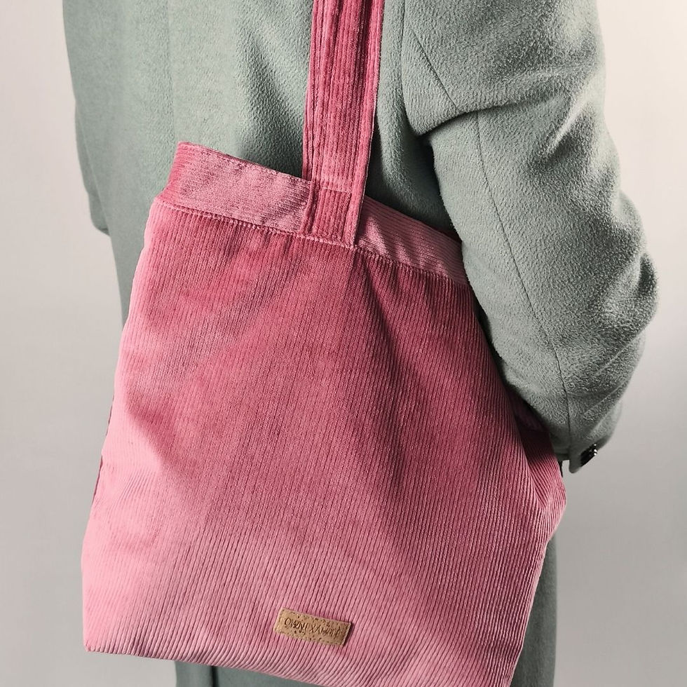 Rosa Shopper aus Cord getragen – große Kordtasche für Damen, Alltag und Shopping