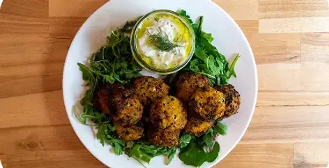 צלחת עם כרובית ומטבל