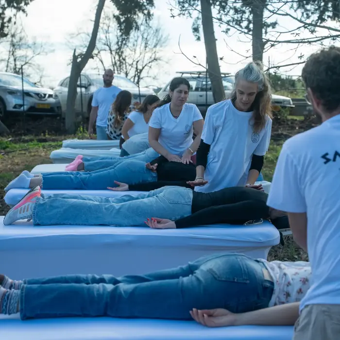 קבוצה של אנשים מקבלים טיפול בעיסוי ב מתחם עיסויים