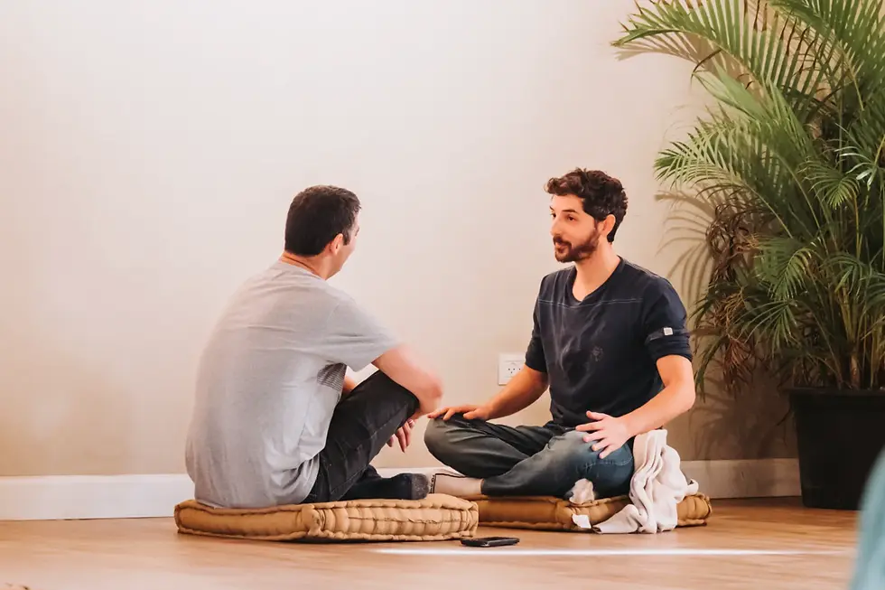 שני גברים יושבים על כריות ומדברים