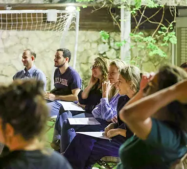 אנשים יושבים בסדנה