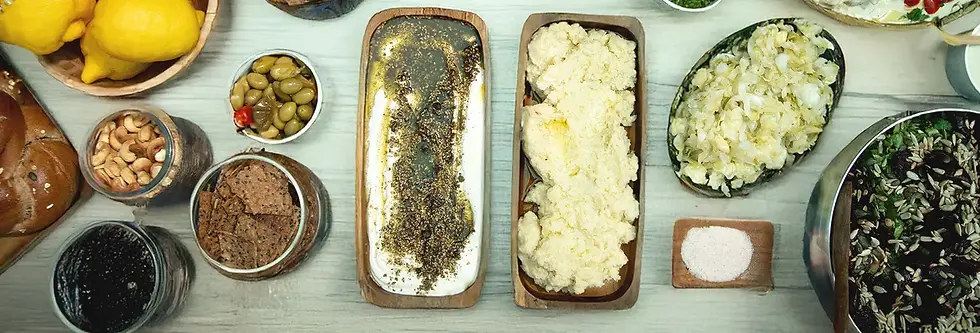 מגוון מאכלים על שולחן לבן