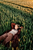 Femme pose dans le champ
