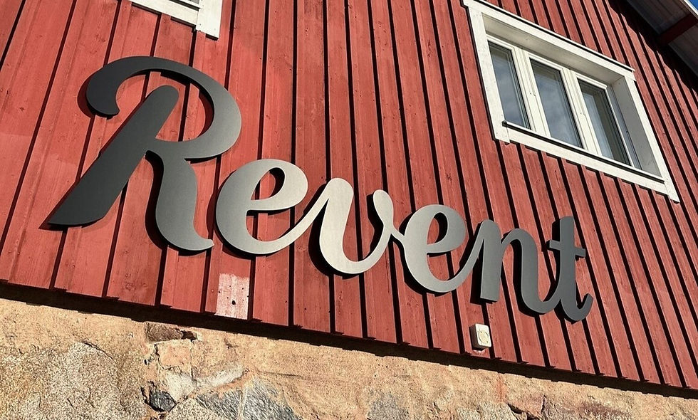 Reventloggan på en röd husvägg
