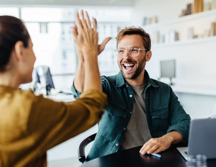 Sommarkickoff 2026 - En man och en kvinna gör high five.