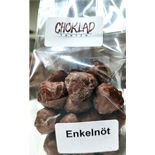 Cellofanpåse med kanderade hasselnötter med havssalt, dubbeldoppade i mjölkchoklad.