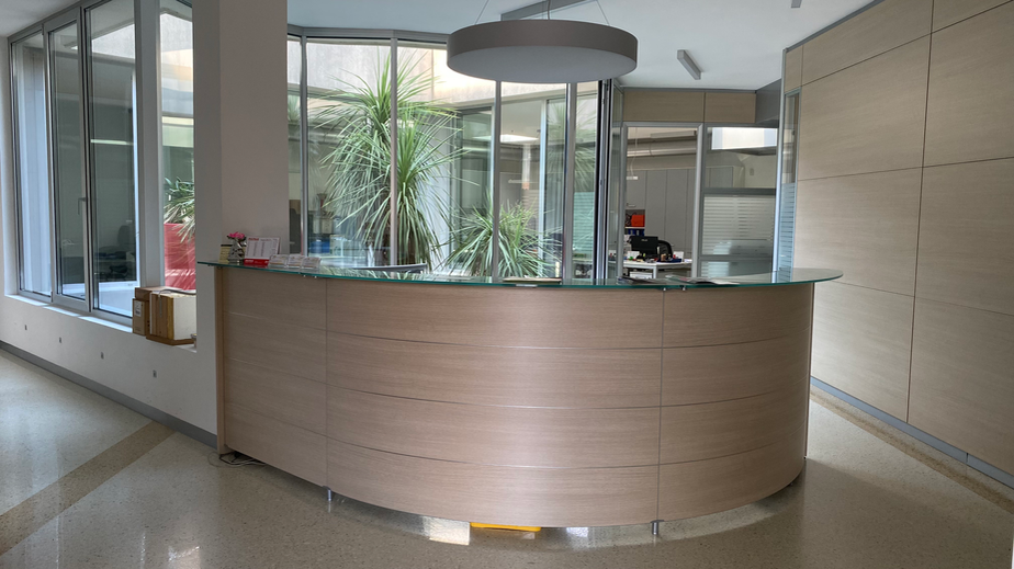 entrata dello studio tecnico con bancone per accogliere i clienti