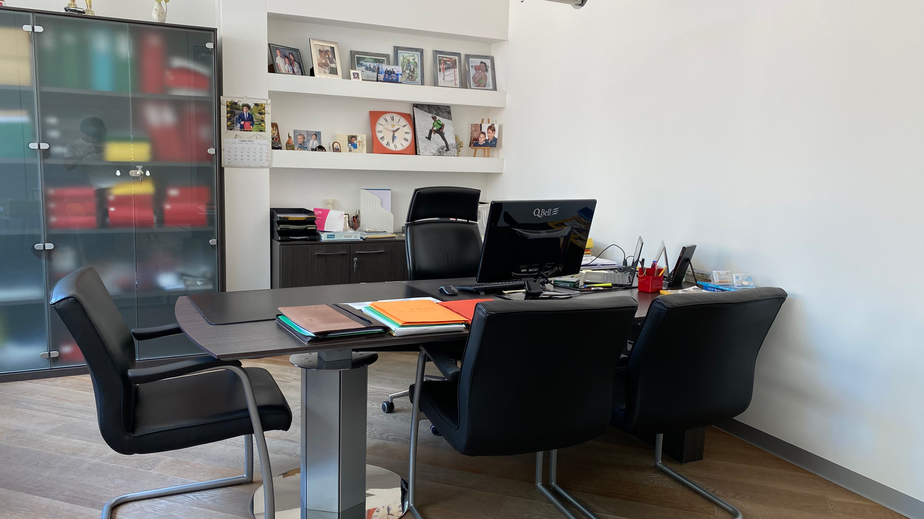 ufficio con sedie nere e scrivania nera 