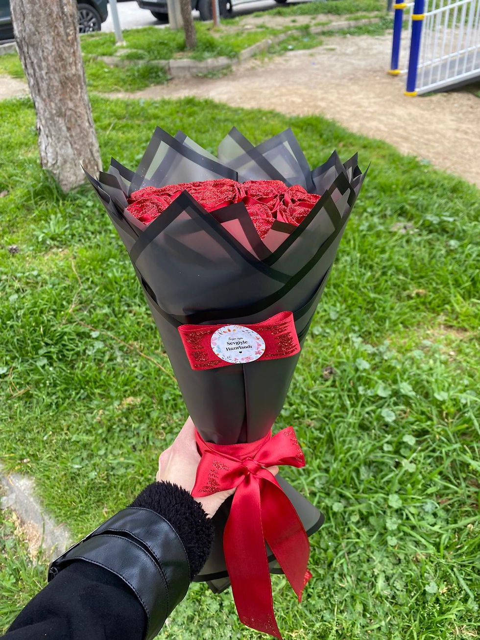 Küçük resim: 11'li Simli Kırmızı Solmayan Saten Gül Buketi