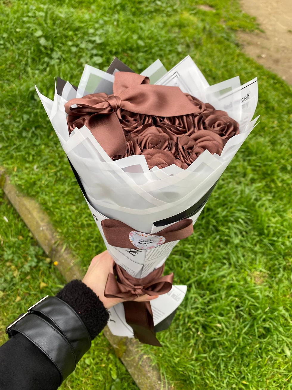 Küçük resim: 11'li Kahverengi Kurdeleli Solmayan Gül Buketi