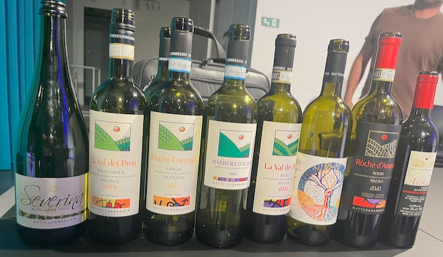 Close-up van een glas Nebbiolo wijn met op de achtergrond wijngaarden van Roero