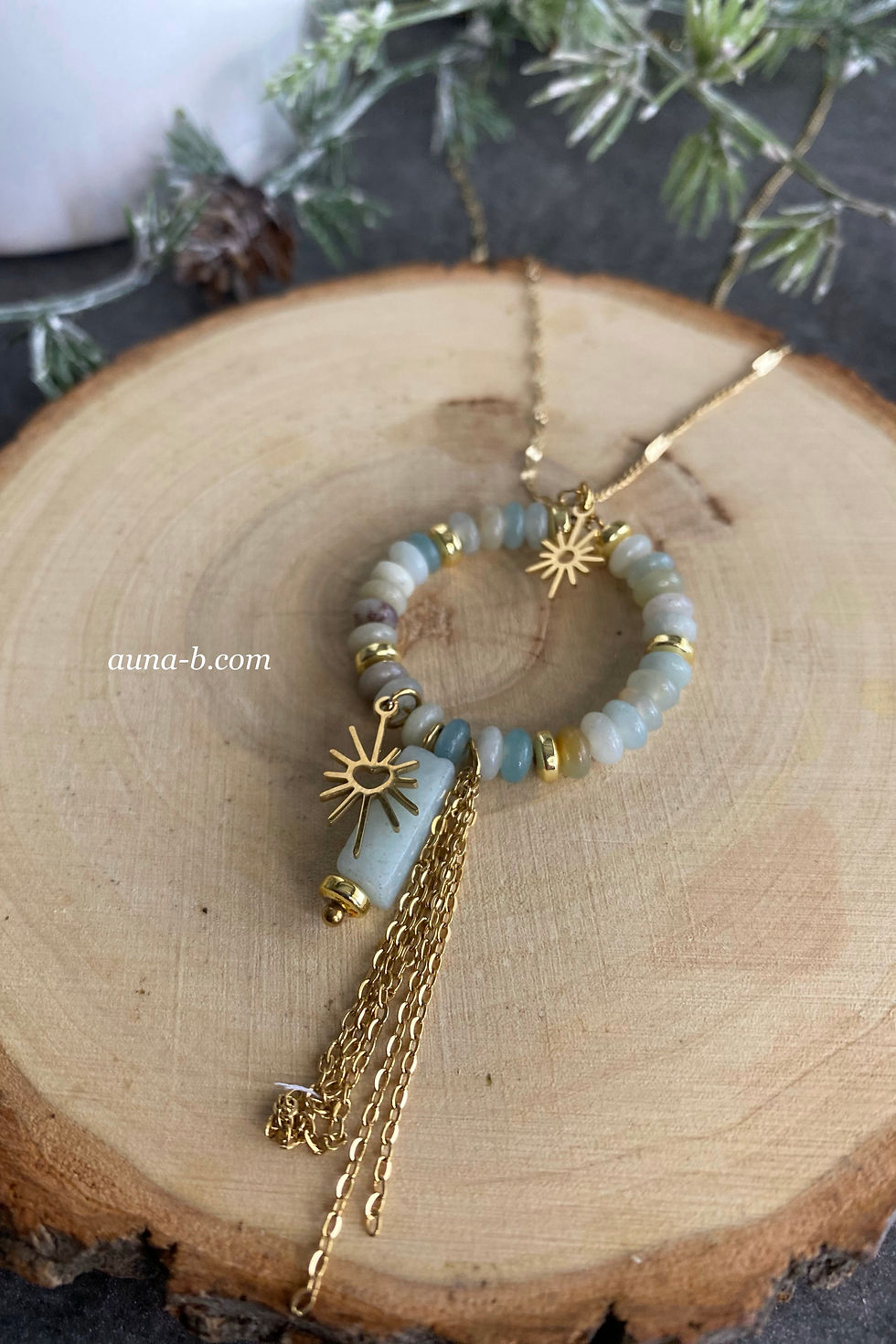 Long collier doré fin pendentif rond perles céladon