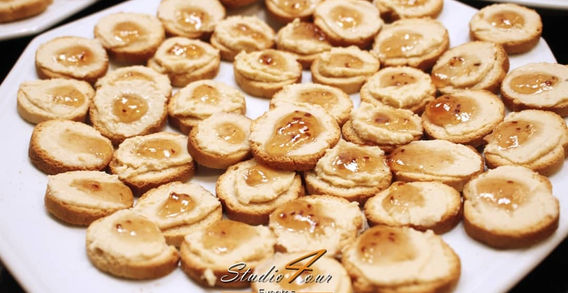 Canapés Homus Tahine com geleia de pimenta