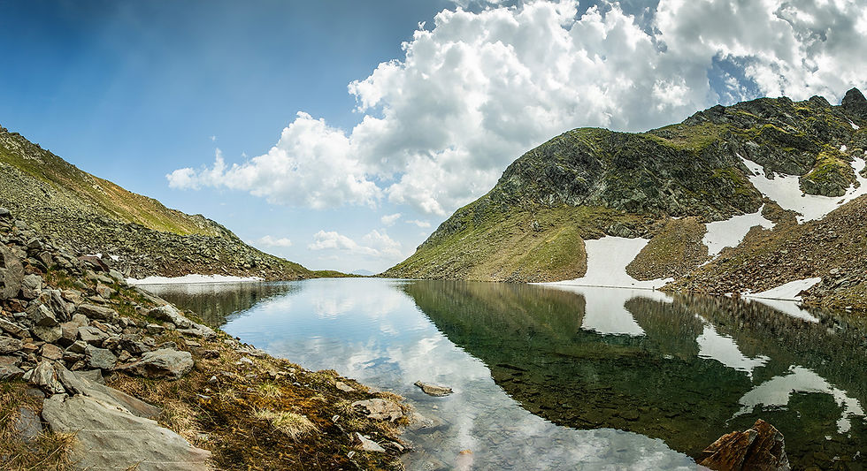 Die Spiegelglatte Oberfläche des Gefrorenen Sees in der Steiermark