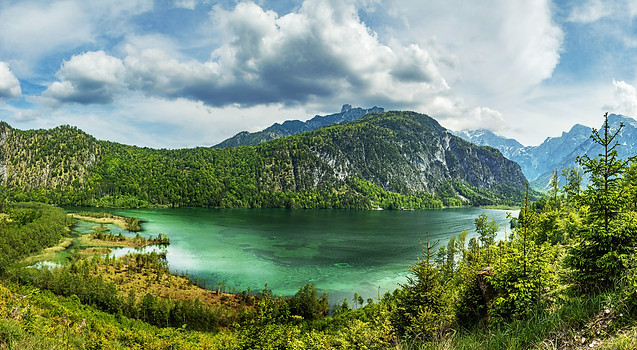 Frühlingshafte Stimmung am smaragdgrünen Almsee in Oberösterreich