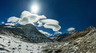 Dramatische Föhnwolken über dem Umbalkees am Iselursprung in den Osttiroler Alpen im Gegenlicht.