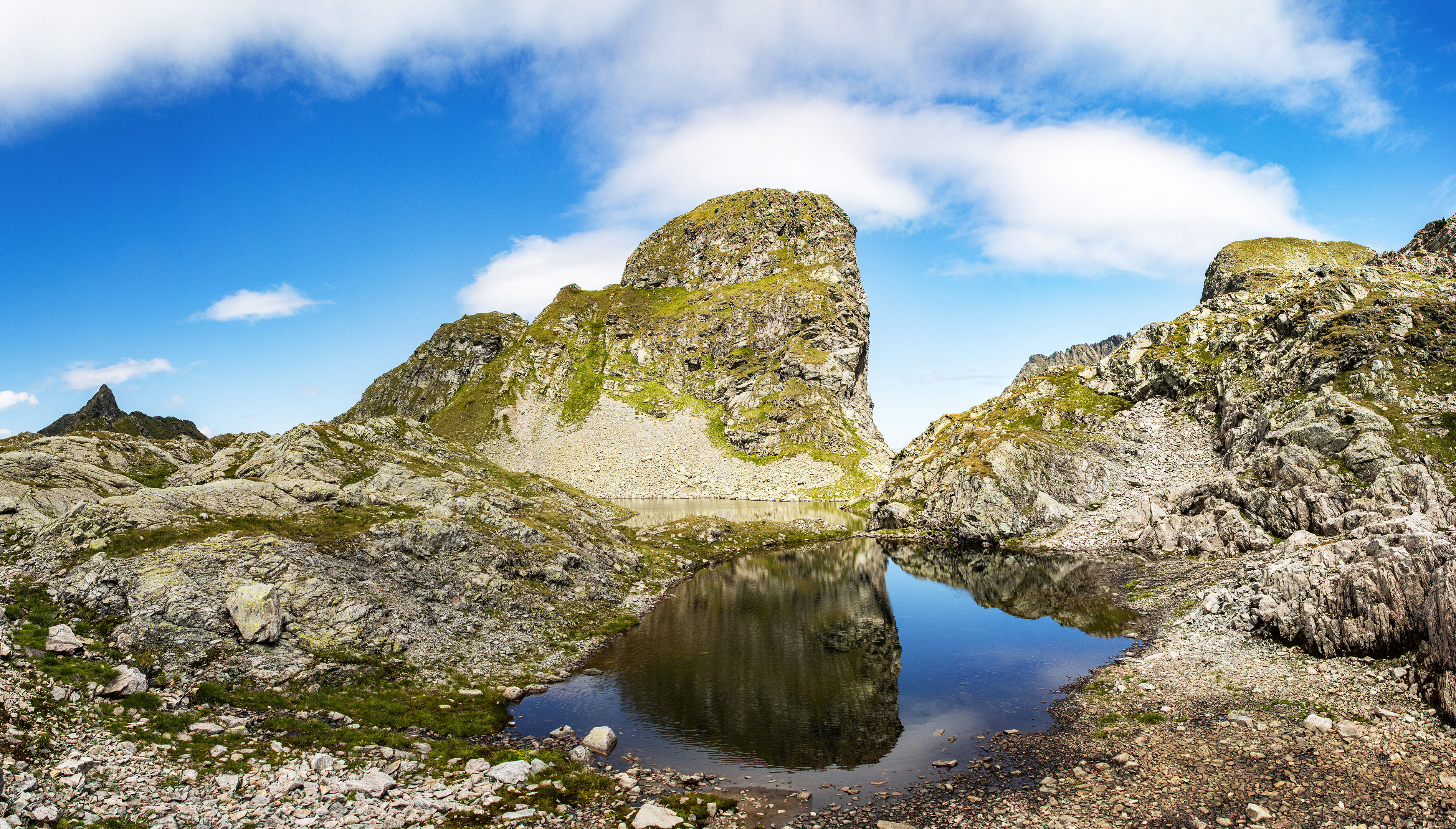 Fels spiegelt sich in kleinem See