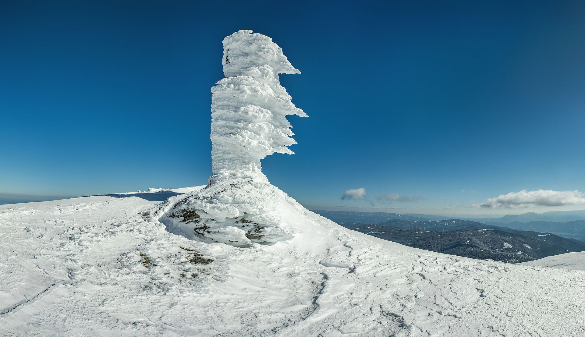 Schneeverwehtes Madonnen Denkmal am Speikkogel auf der Koralpe