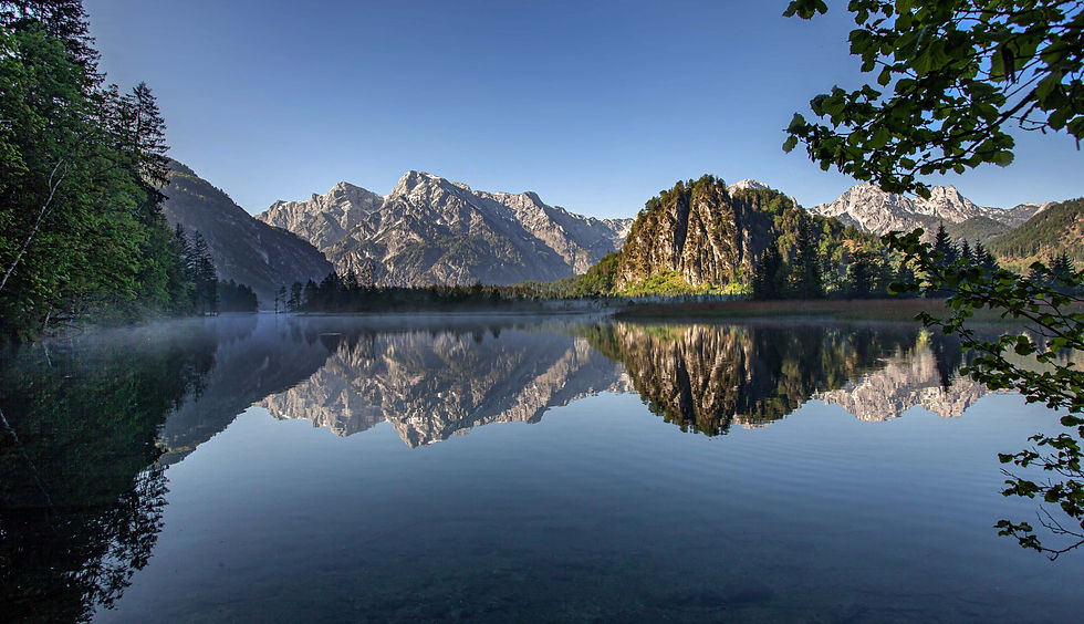 Perfekte Spiegelung der felsigen Kalkalpen im Almsee