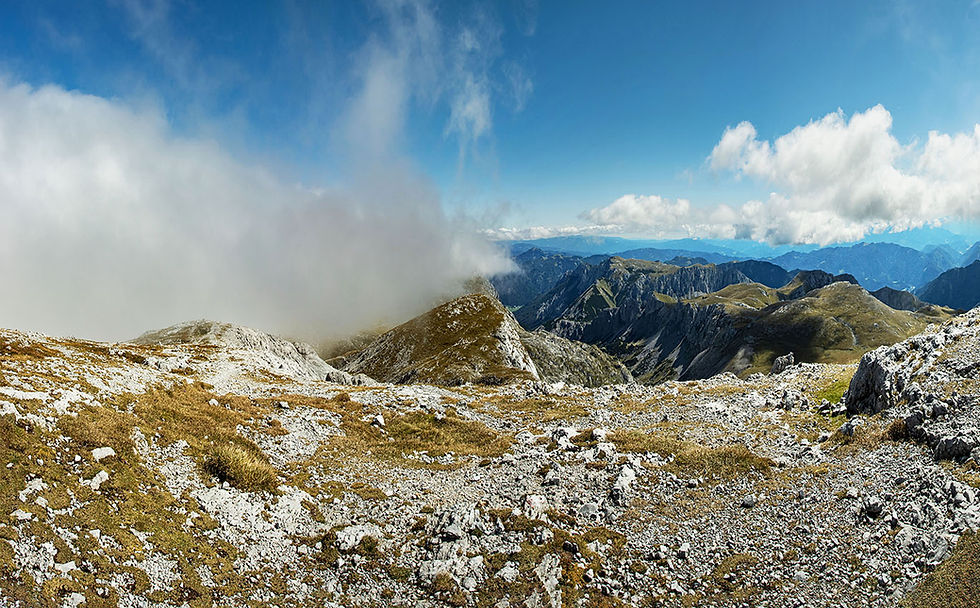 Wolken ziehen über den Gipfelbereich des Hochschwabs mit Blick auf den Fernhorizont.