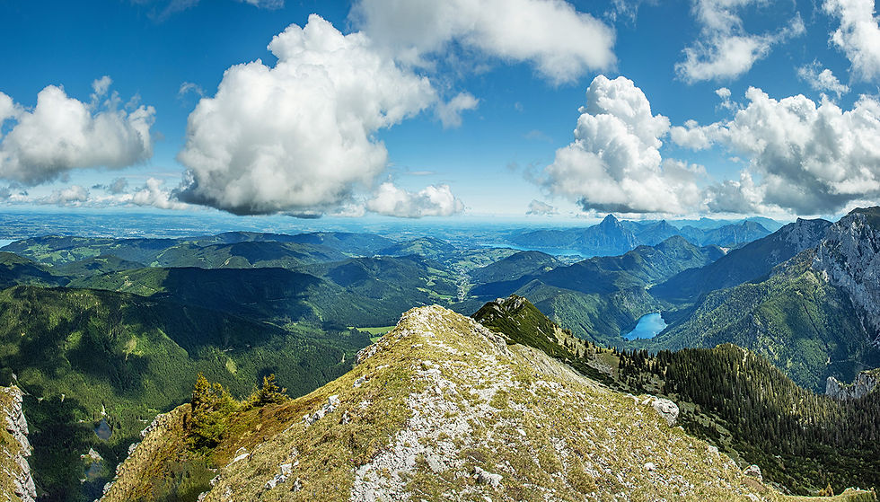 Alpines Panorama vom Grat des Brunnkogels mit Blick auf den Langbathsee und den Traunstein in der Ferne.