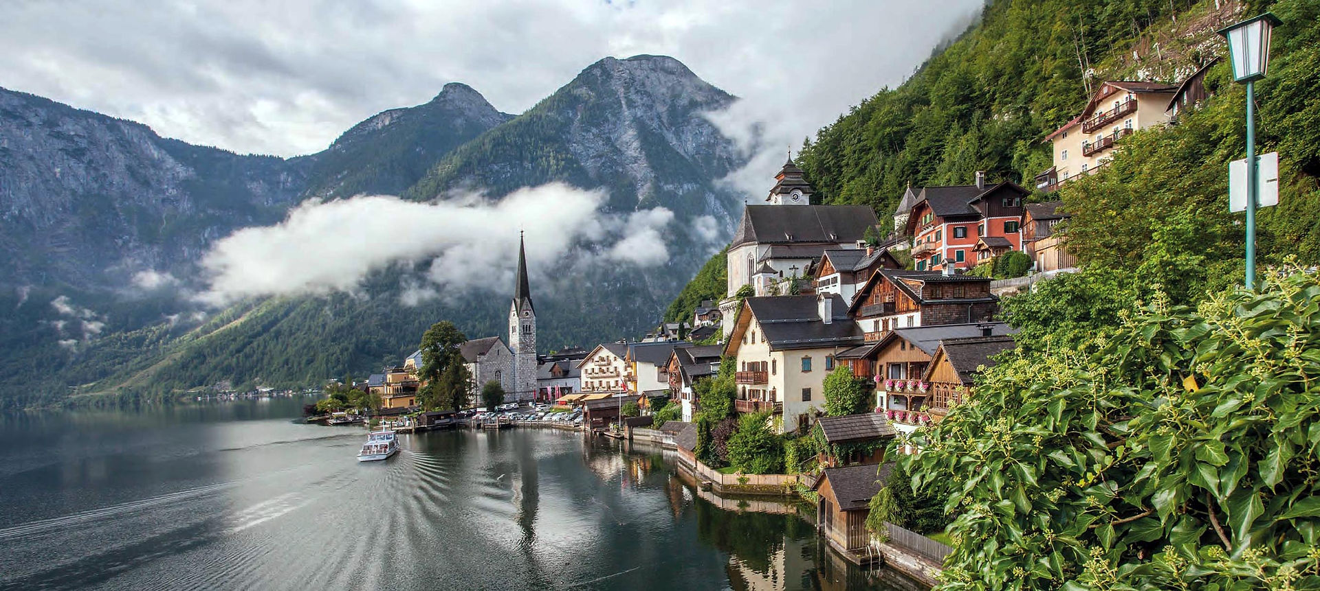 Kalenderkunst 2024, Restbewölkung über dem historischen Hallstatt