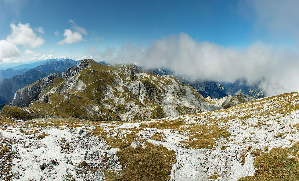 Endlose Weite des Hochschwab-Gipfelplateaus beim Rückweg über das Fleischer-Biwak.