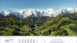 Das Bild ist meisterhaft im goldenen Schnitt geteilt und zeigt kontrastreich den Übergang vom Frühling zu den frisch verschneiten Berggipfeln