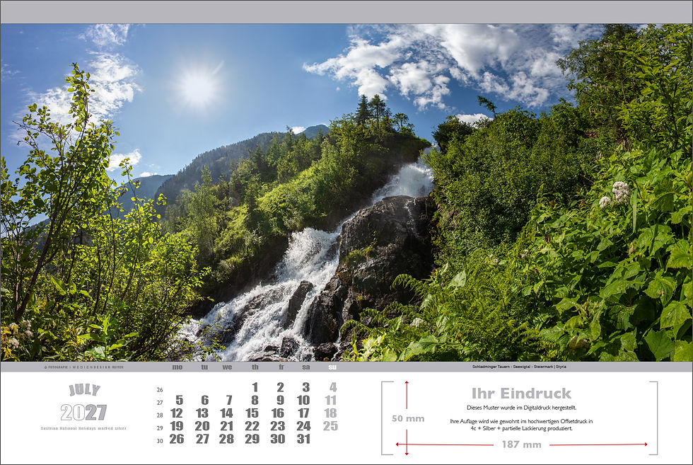 Kalenderblatt Juli 2027 mit einem beeindruckenden Wasserfall im Seewigtal in den Schladminger Tauern, Steiermark, umgeben von üppigem Grün und strahlendem Sonnenschein.