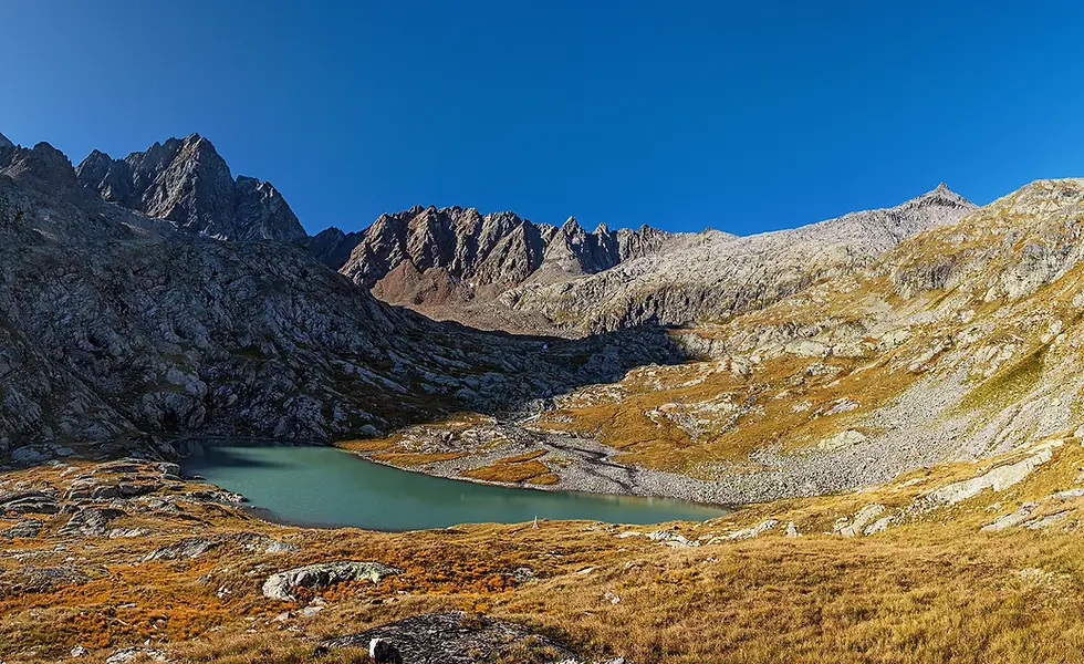 Der türkisblaue Gradensee im Kar des Gradentals mit alpiner Kulisse