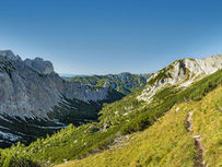 Blick auf die felsigen Südwände der Hochschwabgruppe nahe dem Vogelbad bei St. Ilgen.
