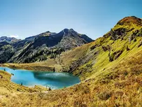 Panorama des leuchtenden Tiefenbachsees in den Schladminger Tauern im Lungau.