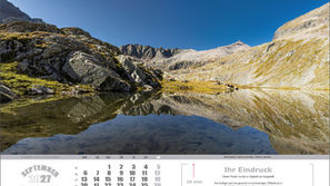 Kalenderblatt September 2027 mit der majestätischen Landschaft des Gradentals bei Spittal an der Drau, Kärnten, reflektiert im ruhigen Bergsee, umgeben von steilen Felsen und klarem blauen Himmel.