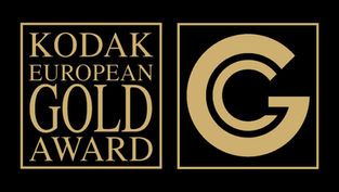 Das goldene Logo des Kodak European Gold Award und des Kodak Gold Circle auf schwarzem Hintergrund.