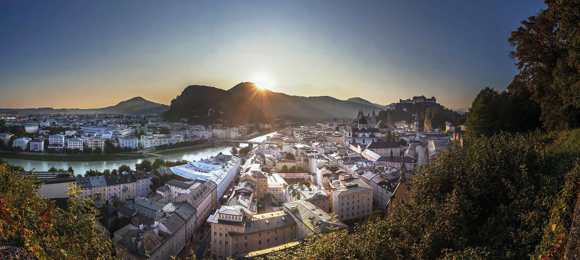Kalenderkunst 2024, Sonnenaufgang über der Landeshauptstadt Salzburg