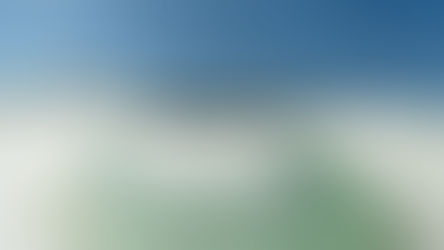 Schneeschmelze in Obertauern an einem von türkisfarbenen Wasser gerahmten See