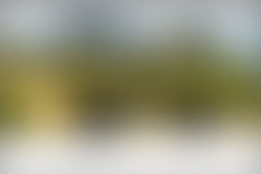 Kalenderblatt April 2027 mit der malerischen Landschaft der Seckauer Alpen in der Gemeinde Gaal, Steiermark, featuring sanfte Hügel, ein ruhiger Teich und dramatische Wolkenformationen.