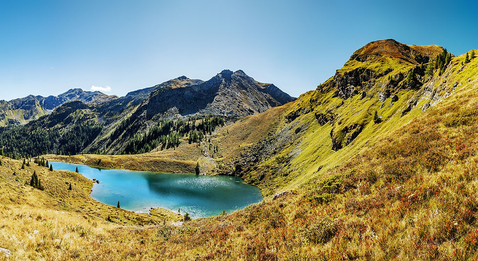 Panorama des leuchtenden Tiefenbachsees in den Schladminger Tauern im Lungau.