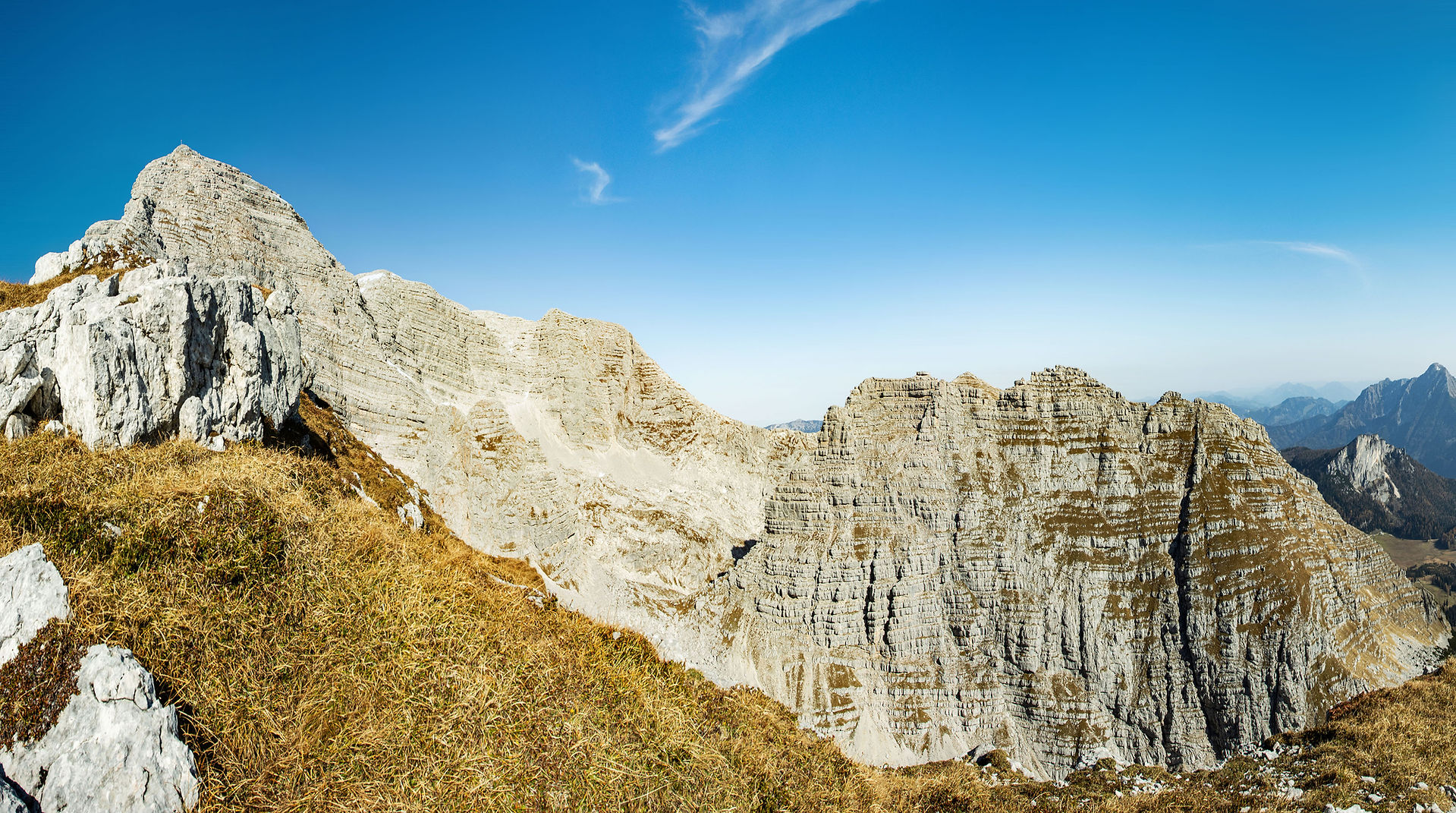 Links der Südostgrad vom Hauptgipfel der Warscheneckgruppe mit typischer Felslandschaft