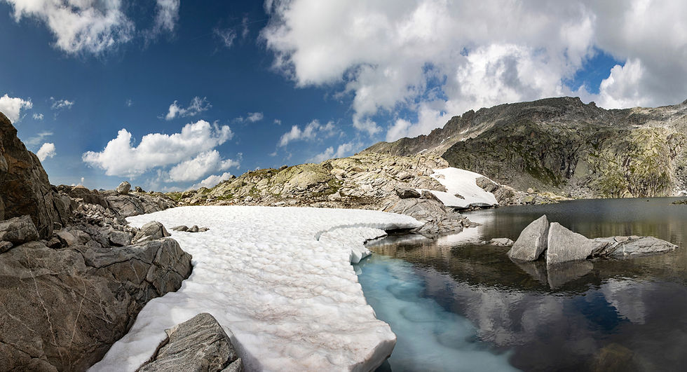 Türkisfarbenes Eis und Restschnee am alpinen Brunnkarsee in Kärnten