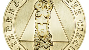 Eine goldene Medaille des renommierten Trierenberg Super Circuit Fotowettbewerbs vor weißem Hintergrund.