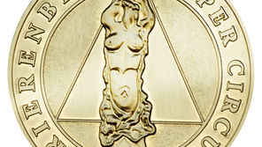 Eine goldene Medaille des renommierten Trierenberg Super Circuit Fotowettbewerbs vor weißem Hintergrund.