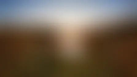 Moorsee der Trögseen im warmen Gegenlicht des Sonnenuntergangs im herbstlichen Ellmautal