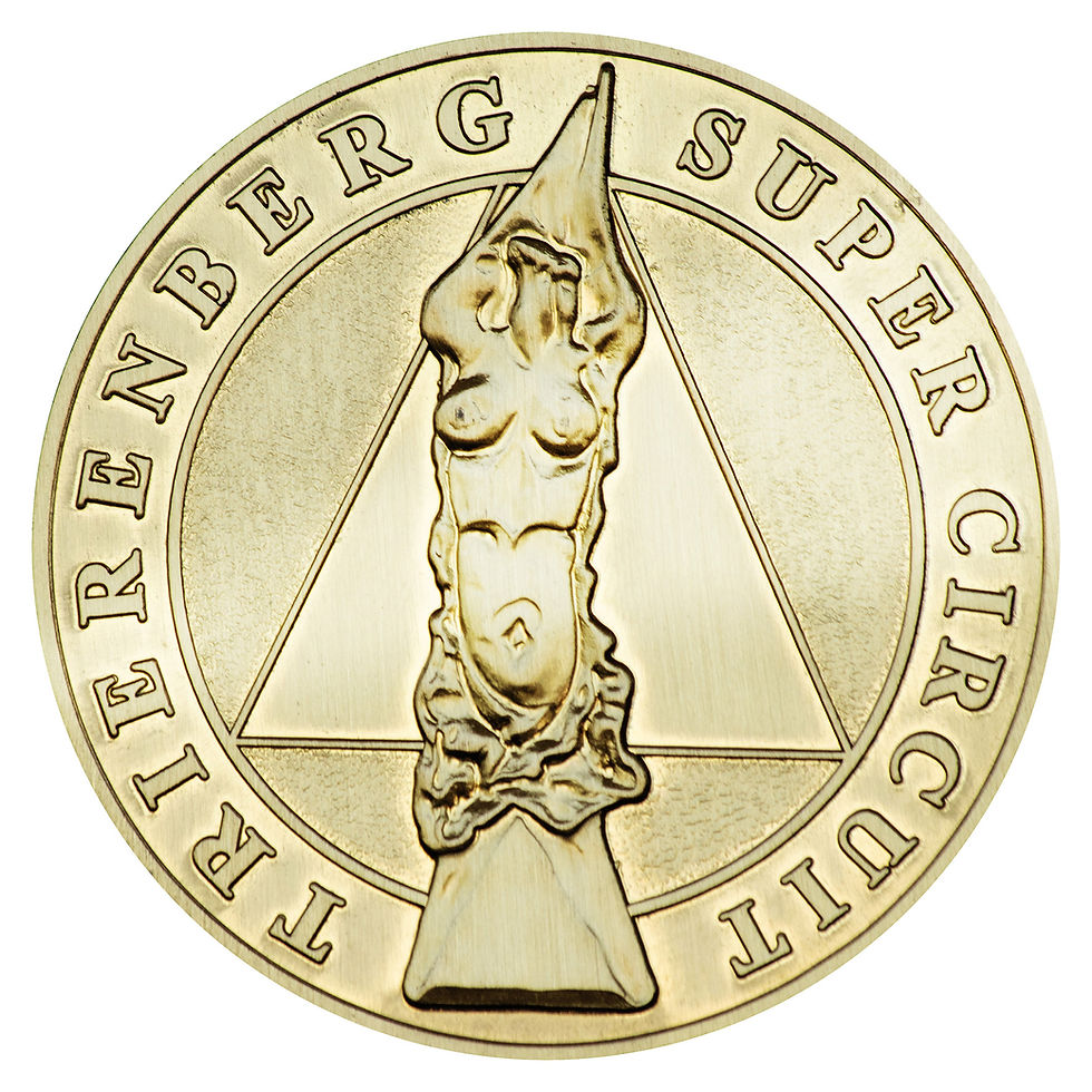 Eine perfekt freigestellte, goldene Medaille des renommierten Trierenberg Super Circuit Fotowettbewerbs.