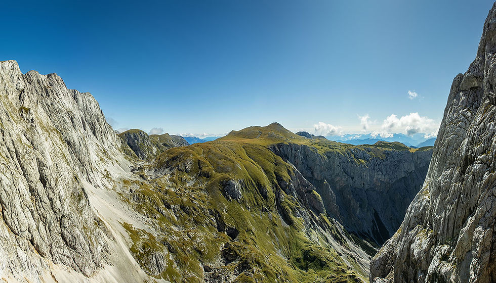 Panorama der hochalpinen Felslandschaft am Ghacktbrunn unterhalb des Klettersteigs.