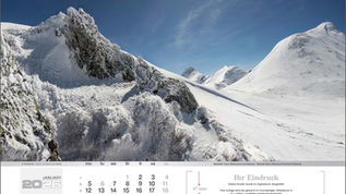 Der von Schnee, Wind und Kälte vereisten Fels fügt sich majestätische Felsen fügt sich harmonisch in die weiße Wildnis ein