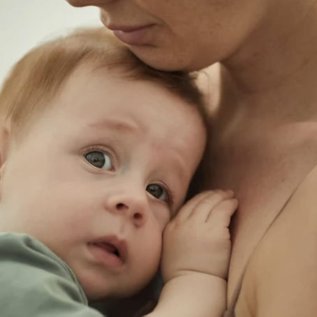 נצמד לאמא - על חרדת זרים 