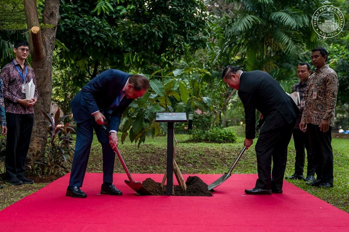 DS Anwar menanam pohon dalam lawatannya ke Gedung Sekretariat ASEAN yang berpusat di Jakarta