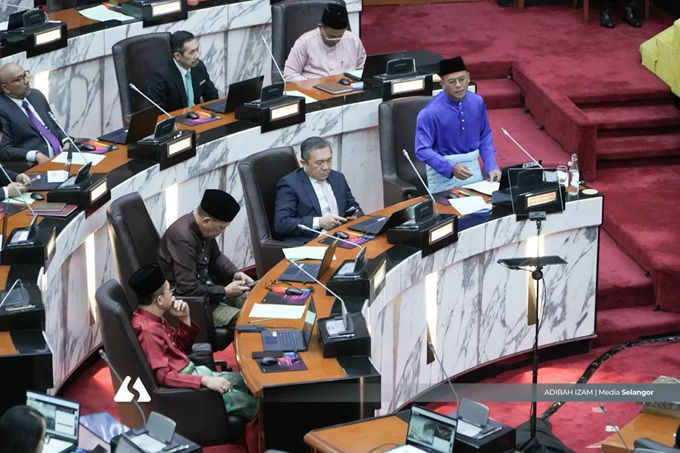 DS Amirudin membentangkan pakej daya tahan Selangor di Dewan Negeri. Kredit foto: Media Selangorku
