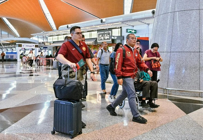 DS Amirudin (berjaket maroon) di KLIA untuk berlepas bagi menjayakan misi penghantaran bantuan ke Palestin